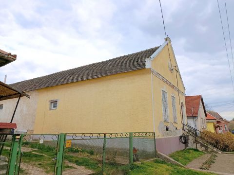 Eladó Üzlethelyiség 7041 Vajta Fő téren akár lakóházzá is átalakítható