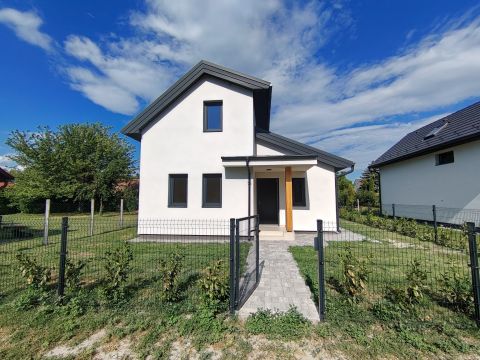Eladó Ház 8648 Balatonkeresztúr Hullám utcai strandtól 10 percre újépítésű nyaraló (A)