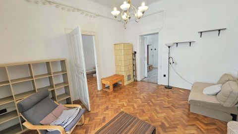 Eladó Lakás 1083 Budapest 8. kerület , Kiváló, kamerázott ház, közepes állapot, 1.em. 2 szobás 58m2