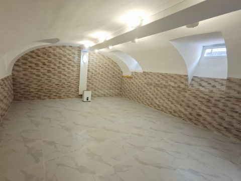 Kiadó Üzlethelyiség 1024 Budapest 2. kerület , Felújított szuterén üzlethelyiség a Széll K. tér közelében