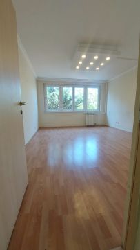 Eladó Lakás 1133 Budapest 13. kerület , Dráva utca,3.em,3 szobás,részben felújított,gyorsan kiadható