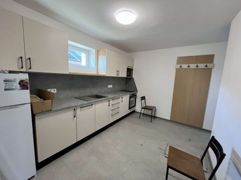 Kiadó Lakás 6044 Kecskemét , FÖLDSZINTI kis lakás,BÚTOROZVA,AUTÓBEÁLLÓVAL