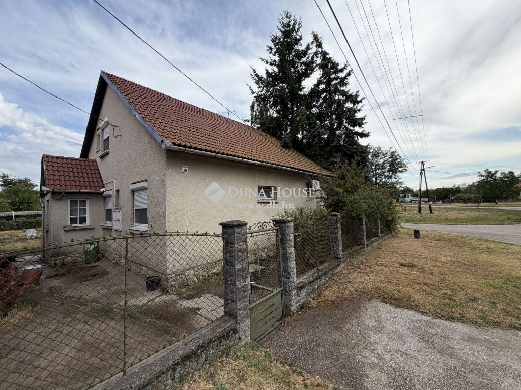 2903 Komárom , Művelődési ház közelében — 1/17