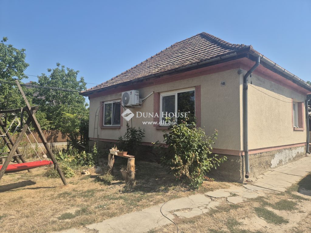 8600 Siófok , egyszintes családi ház 1030 nm-es sarok telken — 1/31