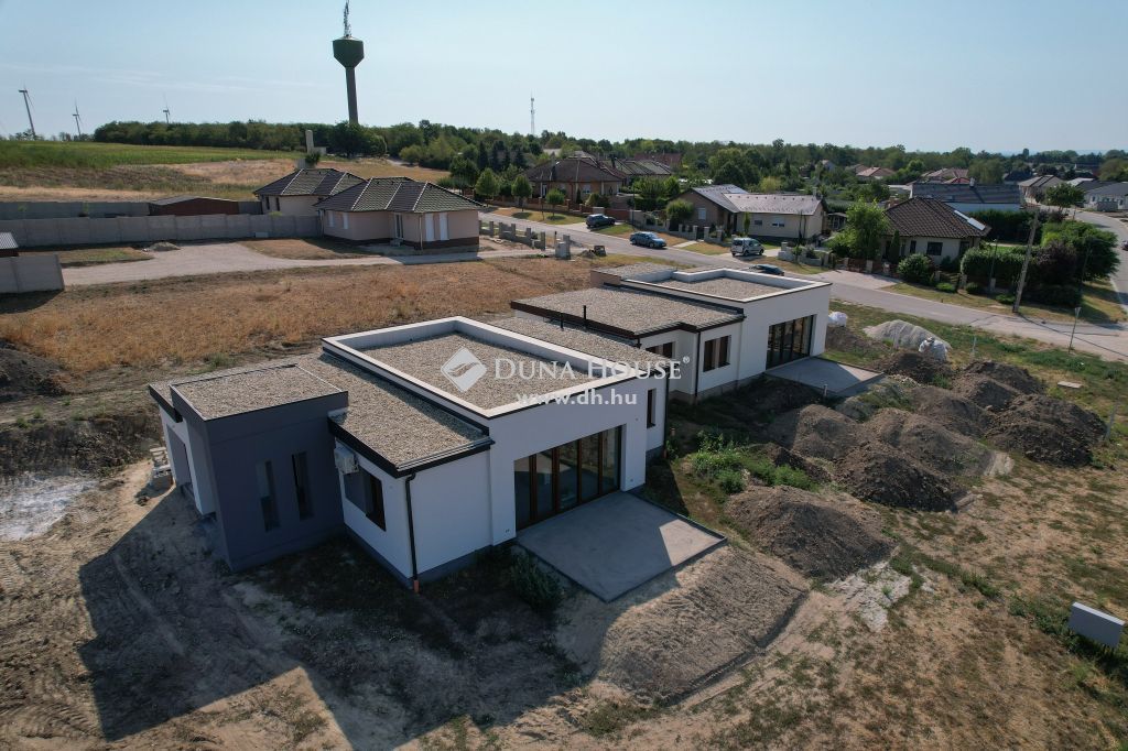 2943 Bábolna — 1/28