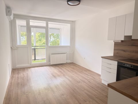 Eladó Lakás 7636 Pécs , Kertvárosban felújított 3 szobás erkélyes lakás