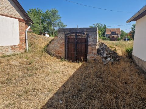 Eladó Ház 2200 Monor , Monoron a Téglagyári dűlőkben eladó PINCÉK