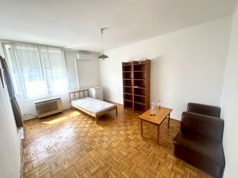 Eladó Lakás 6000 Kecskemét Széchenyivárosban, Nyíri úton 26 m2-es, klímás garzon!