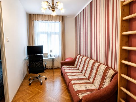 Eladó Lakás 8500 Pápa Jókai utcában jó állapotú, tágas lakás