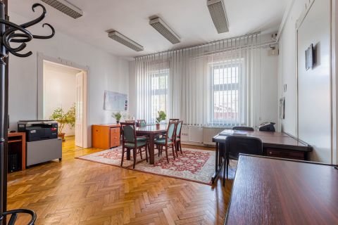 Eladó Iroda 1047 Budapest 4. kerület , ÖNÁLLÓ ÉPÜLET saját telken a Váci út közelében