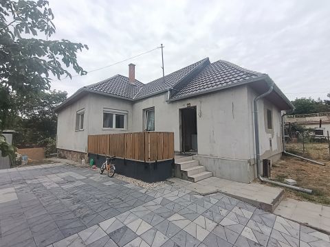 Eladó Ház 2114 Valkó , óvoda közelében