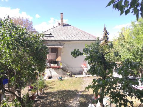 Eladó Ház 1106 Budapest 10. kerület Bajcsy Kórház közelében nagy kertes házrész, kocsibeállóval