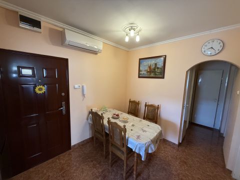 Eladó Lakás 6000 Kecskemét 2.emeleti 3 szobás, parkra néző erkélyes lakás eladó