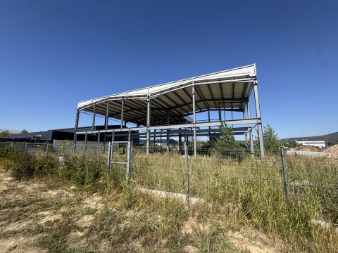 Eladó Irodaépület 2092 Budakeszi , Jysk közelében