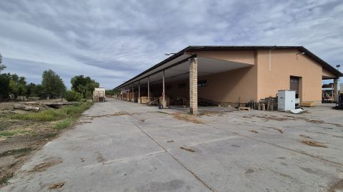 Eladó Ipari 2713 Csemő , Ipari létesímény: 25000nm telken, 3540nm csarnoképületek