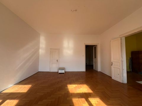 Eladó Lakás 1085 Budapest 8. kerület Szép Házban Utcára Néző Felosztható Lakás 