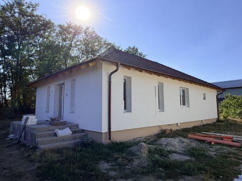 Eladó Ház 2243 Kóka , Eladó ikerházfél közös falak nélkül, saját kerttel!