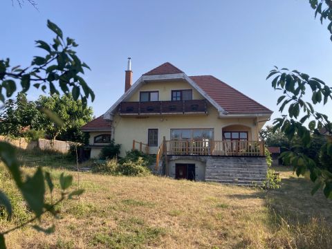 Eladó Ház 8083 Csákvár Csodálatos zöld övezetben