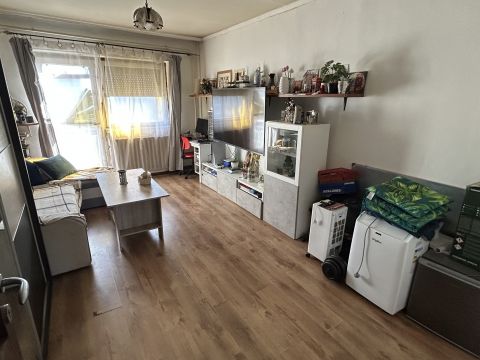 Eladó Lakás 1211 Budapest 21. kerület Csepel központjánban , ERKÉLYES, 3 szobás  napfényes lakás ,