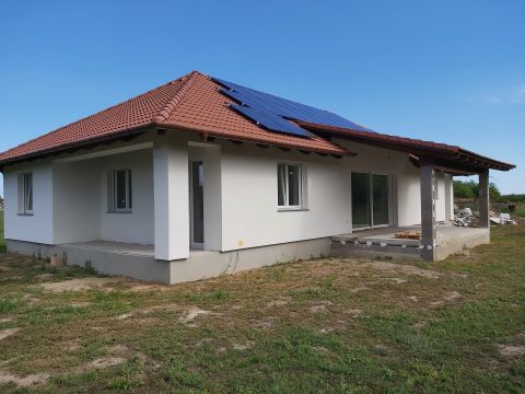 Eladó Ház 2456 Besnyő , csak 30 perc Budapesttől, mégis egy másik világ.