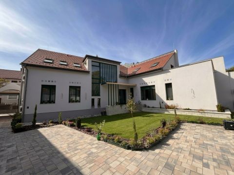 Eladó Lakás 6000 Kecskemét , Belvárosi prémium lakás eladó egy 4 lakásos társasházban
