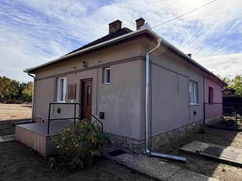 Eladó Ház 2735 Dánszentmiklós , FELÚJÍTOTT IKERHÁZFÉL