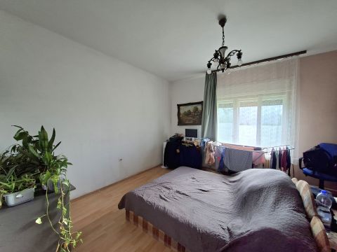Eladó Ház 8000 Székesfehérvár Kisfaludon 141 m2-es, 2 szintes, 3 szobás ikerházfél